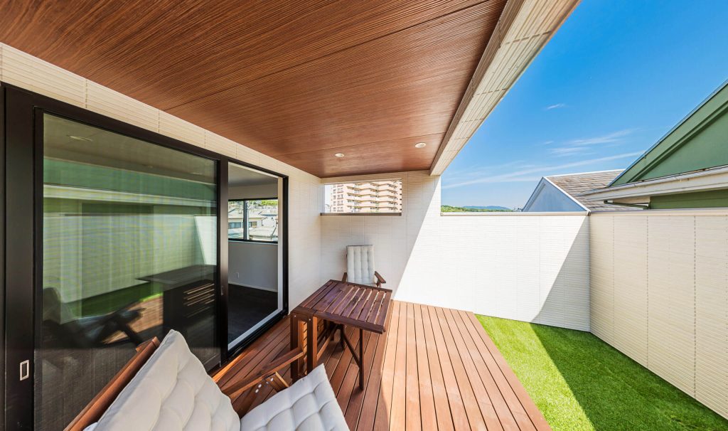 建売住宅のおしゃれなウッドデッキバルコニー