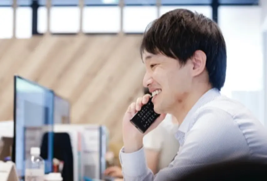 電話で話す会社員